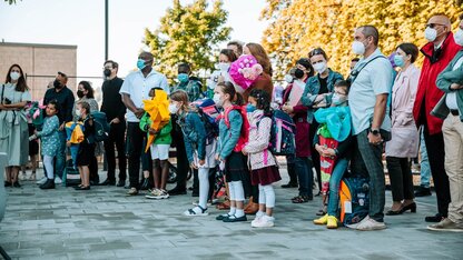 Einschulung_Kinder_mit_Eltern