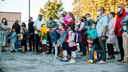 Einschulung_Kinder_mit_Eltern